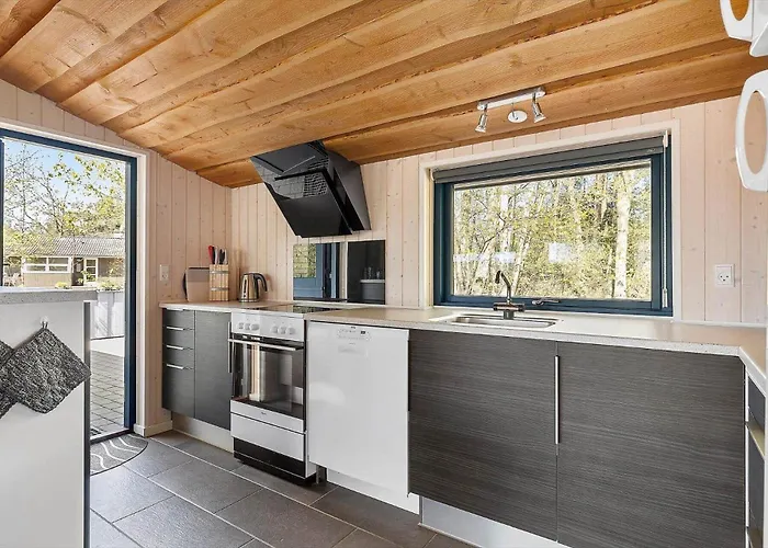 Дом отдыха 1560-aakirkeby-sluseparken-9-b Vester Somarken